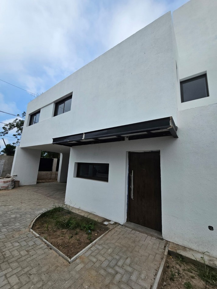 DUPLEX EN HOUSING 3 DORM 3 BAÑOS COCHERA DOBLE PARALELA